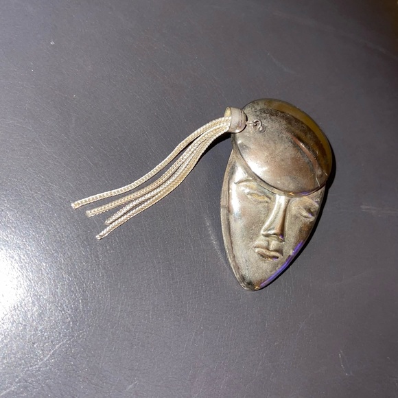 Silver tone fashion brooch with fun tassel - Picture 2 of 10